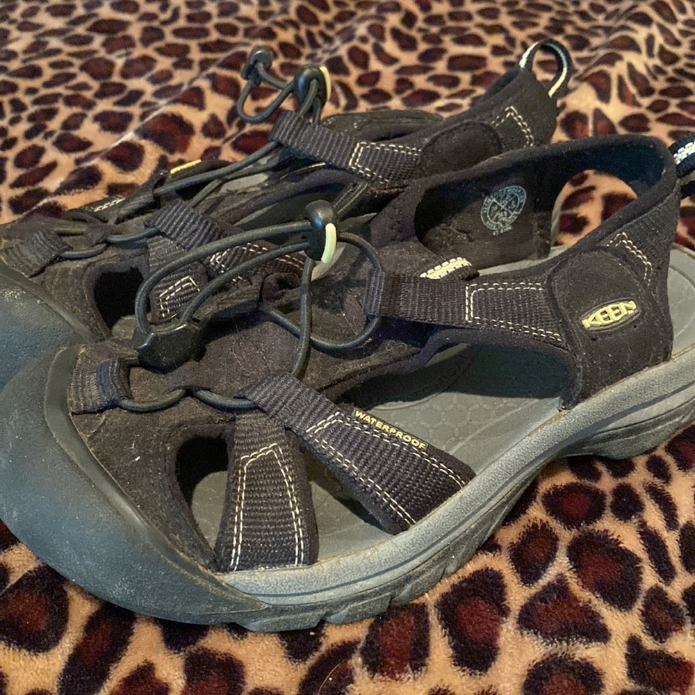 Womens Keen Water Shoes size 7.5 black
